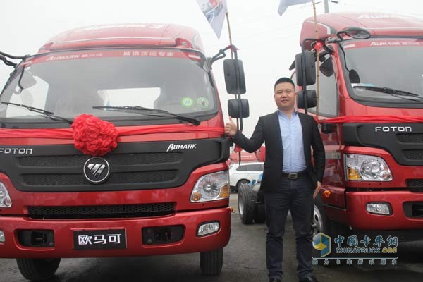 楊明鑫對(duì)歐馬可車豎起了大拇指