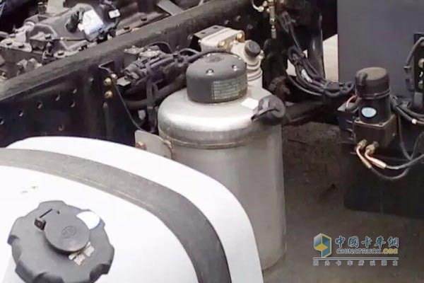 氣驅(qū)尿素噴嘴采用水冷，冷卻效率更好，可靠性更高