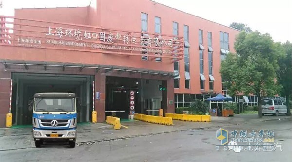 北奔重卡駛出中轉站