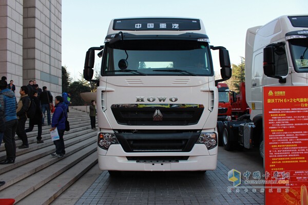 中國(guó)重汽拳頭產(chǎn)品HOWO-T7H牽引車