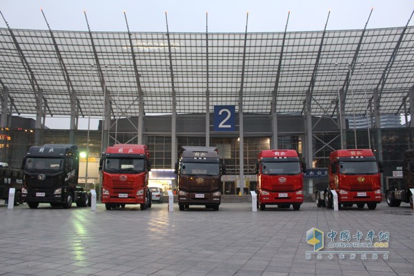 解放領(lǐng)航版牽引車新增6X2、4X2車型