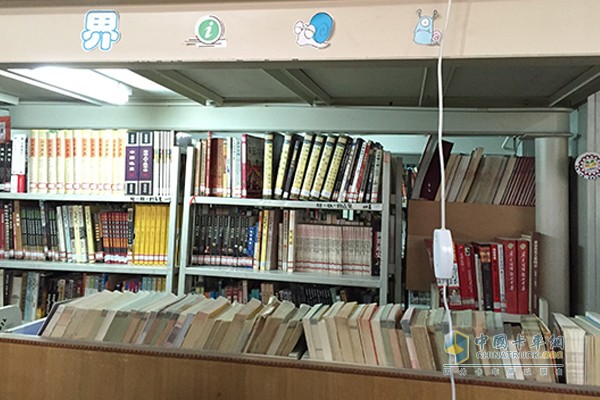 蒲公英中學(xué)圖書館