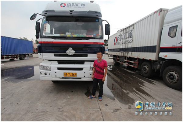 許師傅與他駕駛的東風(fēng)柳汽乘龍載貨車(chē)