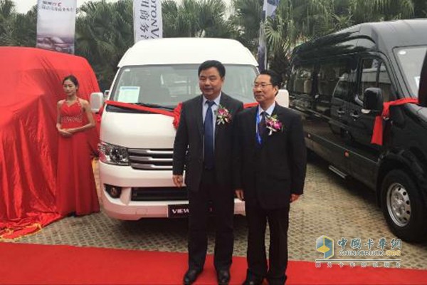 福田汽車集團(tuán)副總裁、輕型商用車業(yè)務(wù)總監(jiān)趙建民和 福田汽車集團(tuán)工程研究總院副院長王長有先為福田風(fēng)景G9商運(yùn)版揭幕