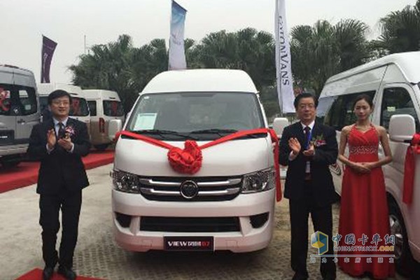 福田汽車集團(tuán)副總裁、輕型商用車事業(yè)本部常務(wù)副本部長趙厚柱和福田汽車集團(tuán)輕型商用車事業(yè)本部執(zhí)行副本部長、商務(wù)汽車銷售公司經(jīng)理潘林波為福田風(fēng)景G7長軸高頂新品揭幕