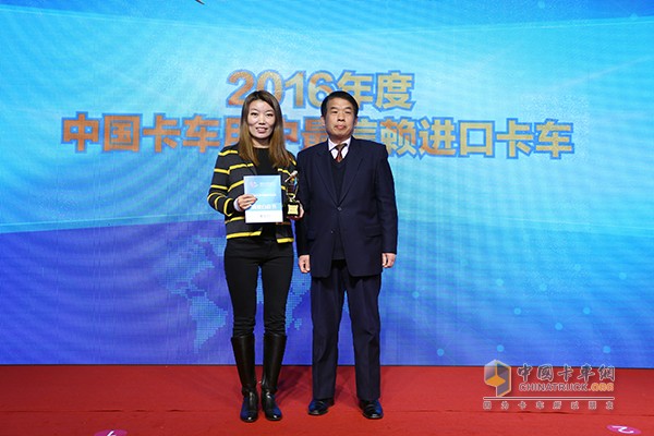 梅賽德斯奔馳Actros 2644LS 6X2歐五牽引車獲"2016年度中國卡車用戶最信賴進(jìn)口卡車"大獎(jiǎng)