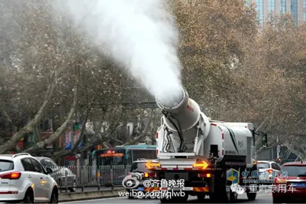 尾部多了一個“炮筒”，平推噴霧60米，高空降塵效果佳!