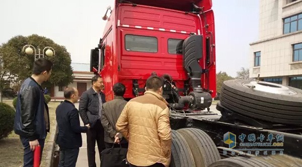 北奔重汽向重點用戶講解北奔V3