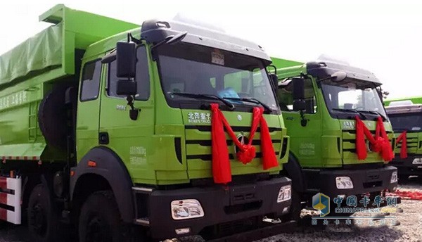 北奔重卡國五標準交車儀式活動現(xiàn)場
