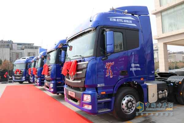 全新一代歐曼GTL超能版危化運(yùn)輸車(chē)交付現(xiàn)場(chǎng)
