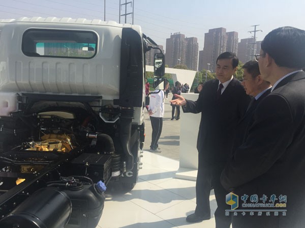 江淮汽車董事長安進(jìn)視察黃金傳動系