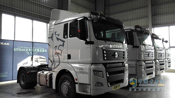 汕德卡4x2危化品專用運(yùn)輸車