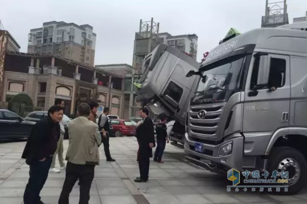 四川現(xiàn)代創(chuàng)虎重卡?；愤\(yùn)輸車