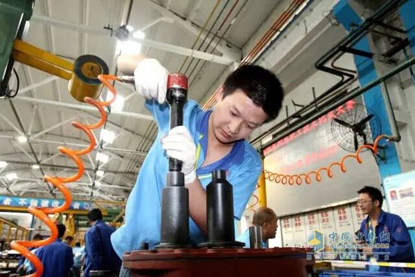員工在車(chē)間努力工作