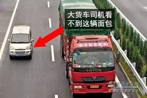 不要長時間在卡車右邊行駛，也不要在右側(cè)超車