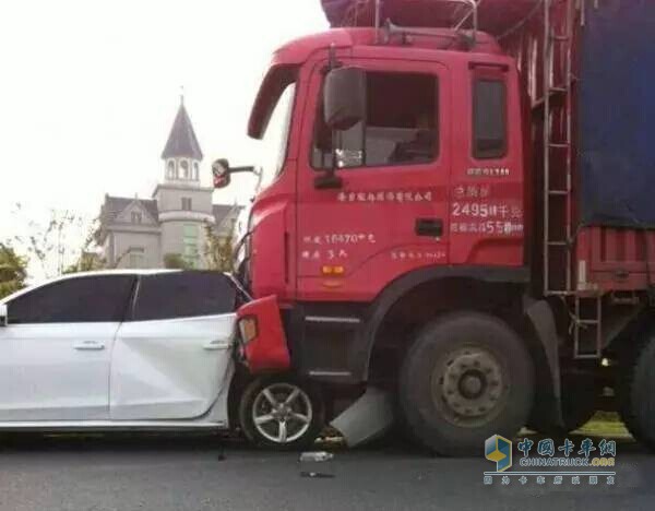 不要尾隨卡車，也不擋在大車的正前方