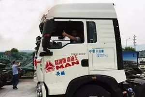重汽首批T5G 6×2轎運(yùn)車重慶交車