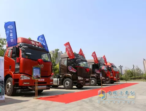一汽解放J6危險(xiǎn)品牽引車推介會