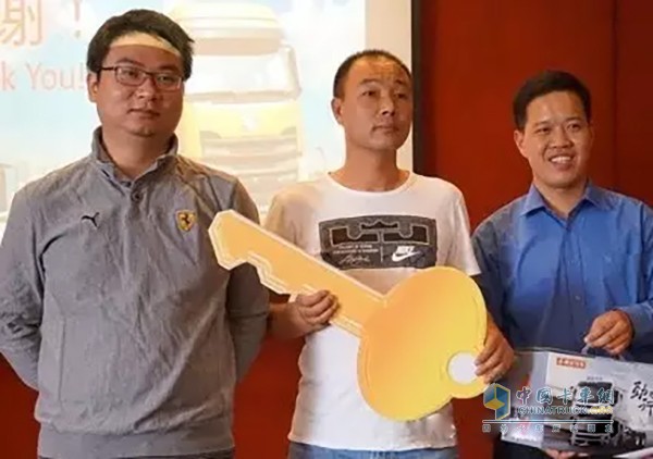 搭載東風康明斯ISZ13發(fā)動機的乘龍H7絞車儀式
