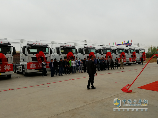 汕德卡C7H 6X4牽引車交付寧夏鑫茂祥冷藏運(yùn)輸有限公司