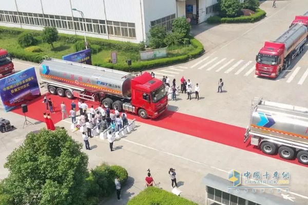 徐工漢風(fēng)430馬力?；愤\(yùn)輸車交車儀式