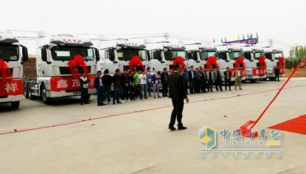 中國(guó)重汽10輛汕德卡C7H 6X4牽引車交付寧夏鑫茂祥冷藏運(yùn)輸有限公司