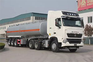 中國(guó)重汽新品三軸半掛運(yùn)油車