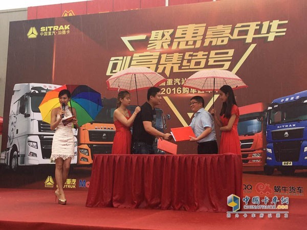 宿州鑫易汽車銷售服務(wù)有限公司總經(jīng)理楊震現(xiàn)場簽約