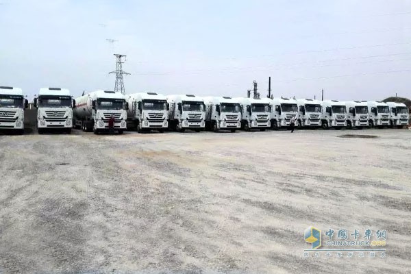 上汽紅巖杰獅?；愤\(yùn)輸車(chē)交付陜北革命老區(qū)