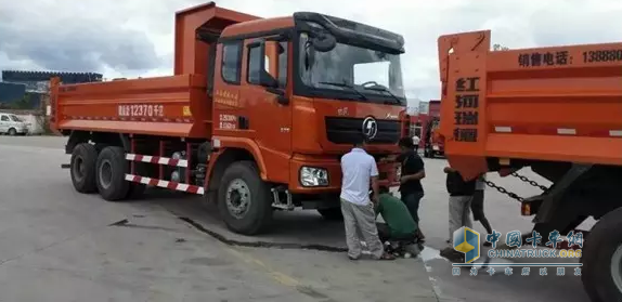 昆明客戶查看德龍X3000自卸車(chē)
