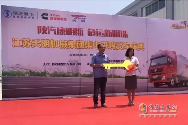 陜汽康明斯新M3000 385馬力6×4危運(yùn)牽引車交付江蘇