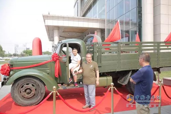 活動(dòng)現(xiàn)場(chǎng)展示第一代解放卡車(chē)