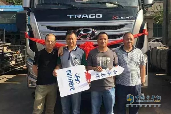 首臺(tái)創(chuàng)虎?；愤\(yùn)輸車成功交付馬利軍
