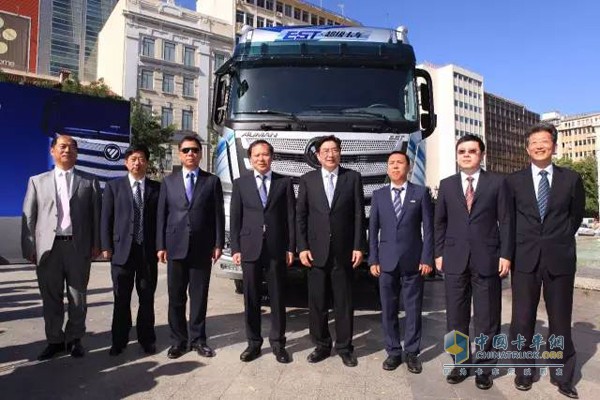 北京市領(lǐng)導(dǎo)與中國互聯(lián)網(wǎng)超級(jí)卡車全球創(chuàng)新聯(lián)盟主要成員  在歐曼EST前合影留念