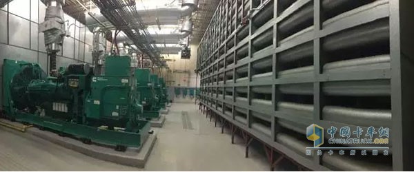 工廠內(nèi)四臺(tái)常/備載發(fā)電機(jī)組機(jī)房