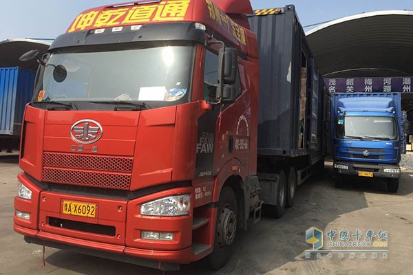 乾坤道通物流公司149輛車，其中148臺是搭載錫柴奧威機的解放卡車