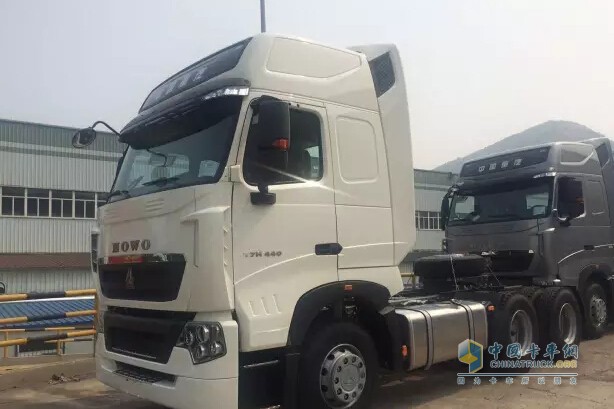 首臺(tái)搭載瀚瑞森HAULMAAX重型橡膠懸掛的重汽T7H牽引車