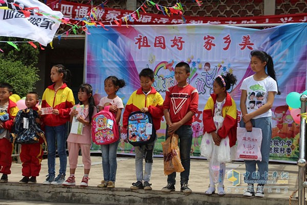 奧鈴車隊(duì)向希望小學(xué)捐贈