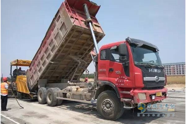 工作中的瑞沃渣土車(chē)