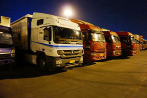 測(cè)試過(guò)半 奔馳卡車(chē)油耗測(cè)試車(chē)到達(dá)成都