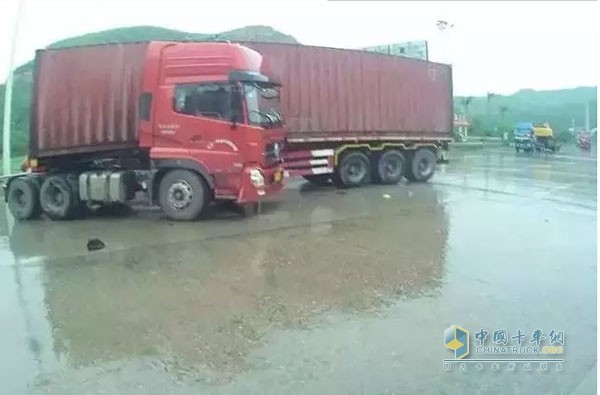 民警詢問司機(jī)得知，原來司機(jī)踩了急剎車，因?yàn)檐囁龠^快，眼看快進(jìn)收費(fèi)匝道了，一腳急剎車踩下去車頭就折回去了，來了個180度大轉(zhuǎn)彎。