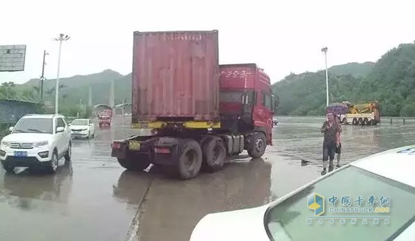 民警對其教育道，在進(jìn)入收費(fèi)廣場前就應(yīng)該看到有減速提示標(biāo)志，而且還是下雨天更應(yīng)該萬分小心，提前采取措施，千萬不可疏忽大意。