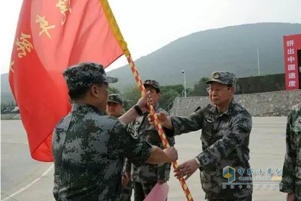 首長(zhǎng)親自授旗，勇士再赴征程！