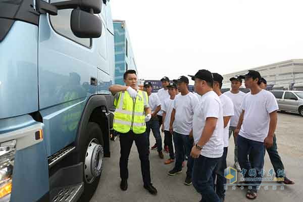 沃爾沃卡車中國區(qū)高級培訓師崔能為學員講解綠色駕駛理念和技能