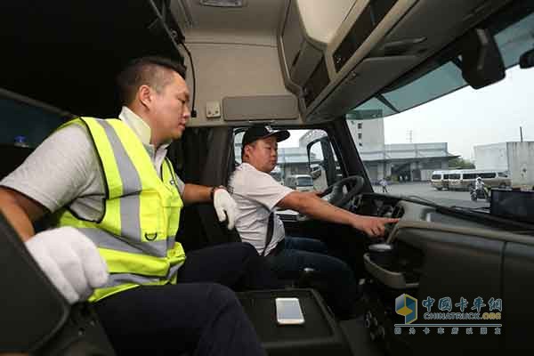 沃爾沃卡車中國區(qū)高級培訓師崔能指導學員練習綠色駕駛技能
