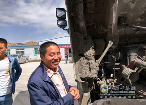聯(lián)合卡車首屆技能比武大賽冠軍，剛查順捷服務(wù)站朱兵站長在與學(xué)員分享經(jīng)驗(yàn)