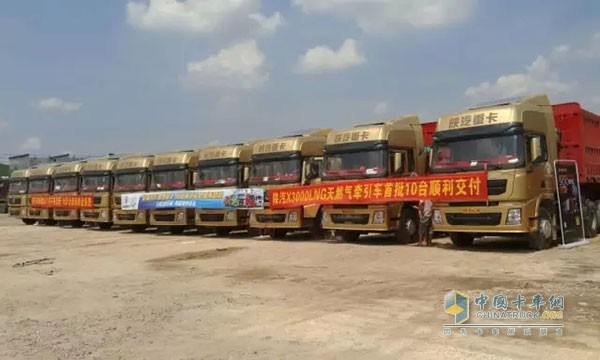 陜汽重卡舉行了一場(chǎng)德龍X3000黃金版500馬力牽引車(chē)產(chǎn)品品鑒活動(dòng)。