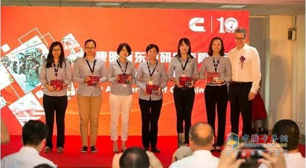 曹思德為研發(fā)中心十年服務(wù)獎員工頒獎