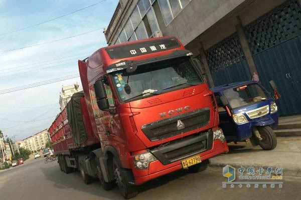 比賽用車中國(guó)重汽HOWO-T7H 400馬力6X2牽引車