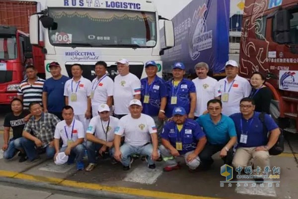 18日出發(fā)前，中蒙俄三方車隊(duì)駕駛員與服務(wù)保障人員代表合影